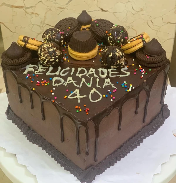 Cake Cuadrado 15x15's foto | Lilo’s Alegría Cakes |  BizneCubano